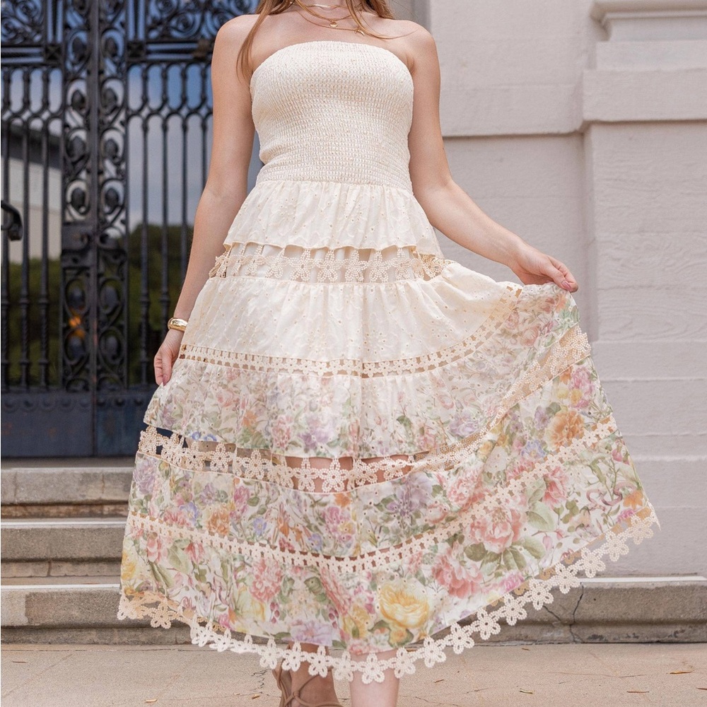 Eyelet tube strapless dress in cotton crochet lace. Color: Icecream Floral